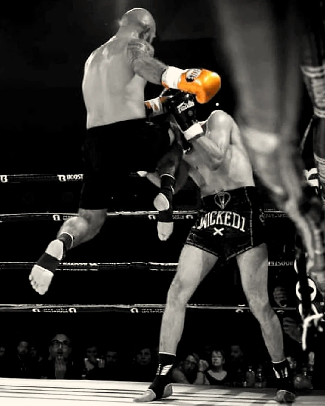 Jérémy Legrand porte un genou sauté sur le ring